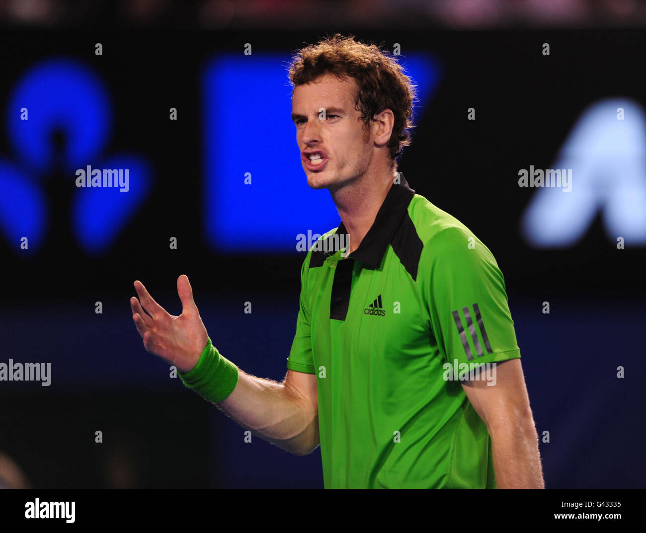 Andy Murray della Gran Bretagna grida con rabbia durante la sua partita contro il serbo Novak Djokovic nella finale degli uomini durante il quattordici giorno dell'Australian Open 2011 al Melbourne Park di Melbourne, Australia. Foto Stock