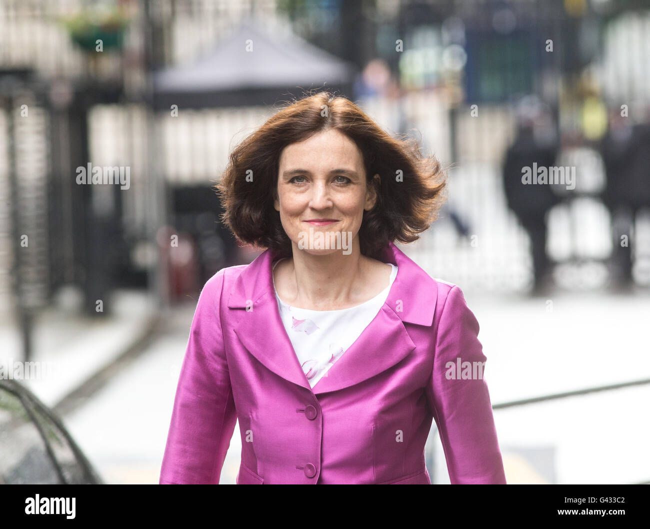 Theresa Villiers,il segretario di Stato per l'Irlanda del Nord,arriva a Downing Street per una riunione del gabinetto Foto Stock