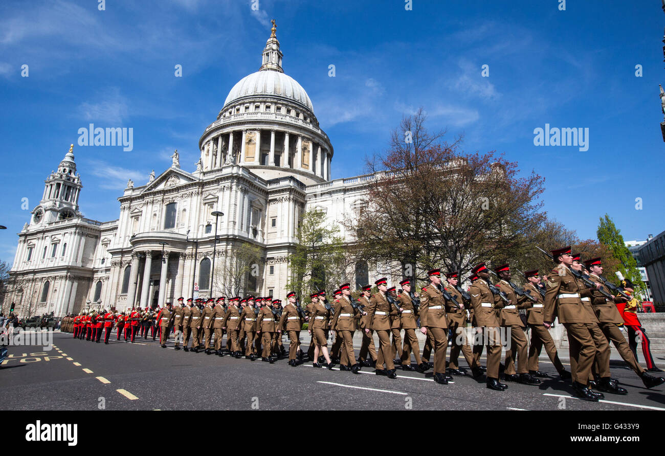 Cavalleria di uso domestico e soldati passando dalla Cattedrale di St Paul a Londra come parte del Queens' feste di compleanno Foto Stock