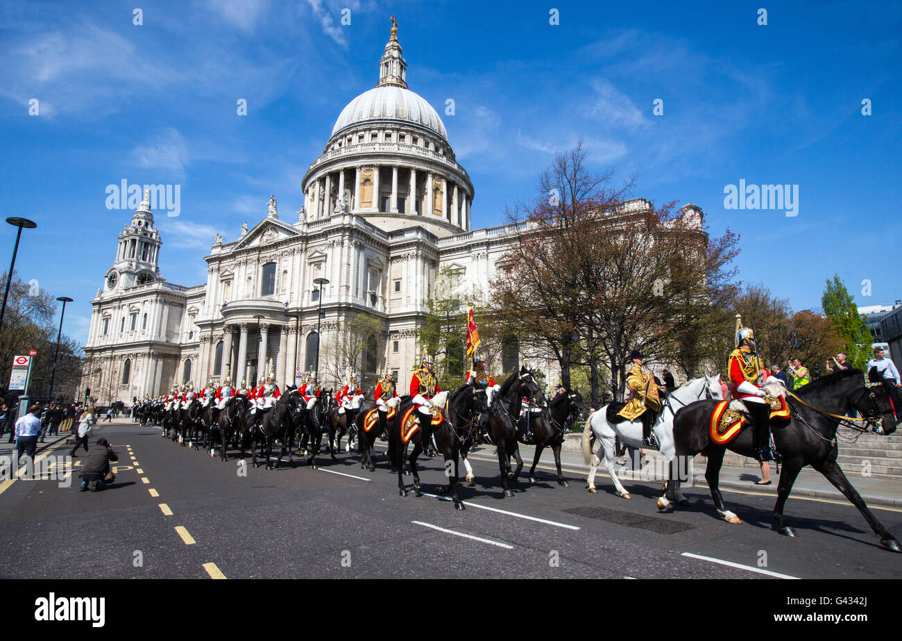 Cavalleria di uso domestico e soldati passando dalla Cattedrale di St Paul a Londra come parte del Queens' feste di compleanno Foto Stock