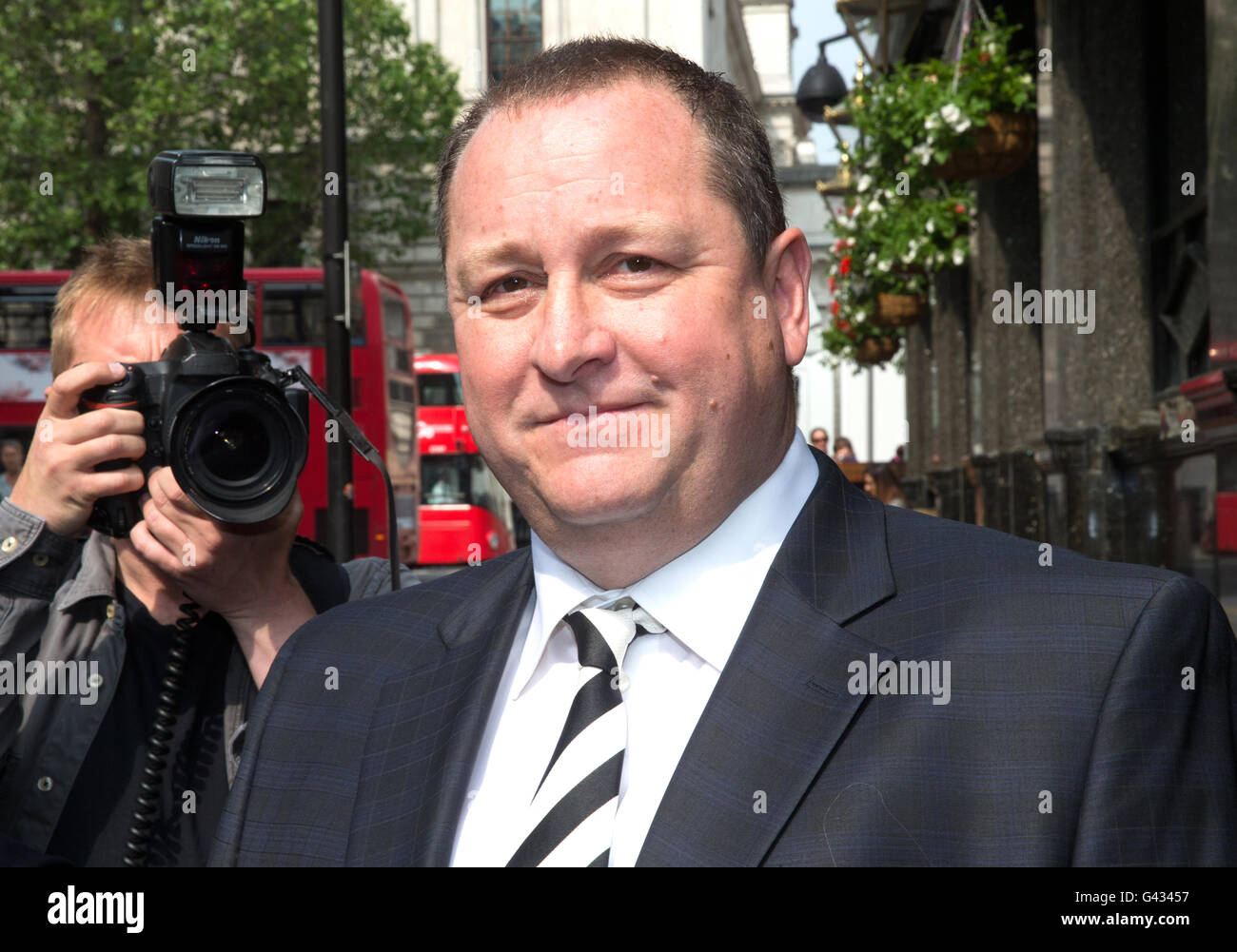 Mike Ashley, fondatore di capi di abbigliamento sportivi rivenditore Sport arriva diretto a fornire la prova alla commissione parlamentare Foto Stock