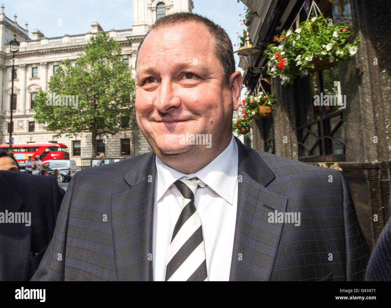 Mike Ashley, fondatore di capi di abbigliamento sportivi rivenditore Sport arriva diretto a fornire la prova alla commissione parlamentare Foto Stock