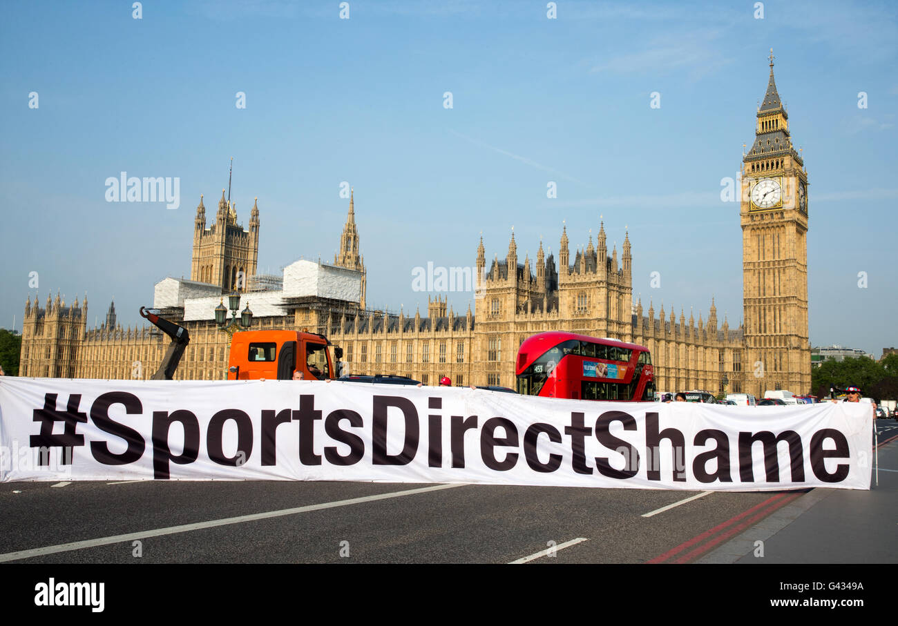 'Sport Direct vergogna" banner evidenziando in cattive condizioni di lavoro a sport direct.Il proprietario Mike Ashley appare al parlamento europeo Foto Stock