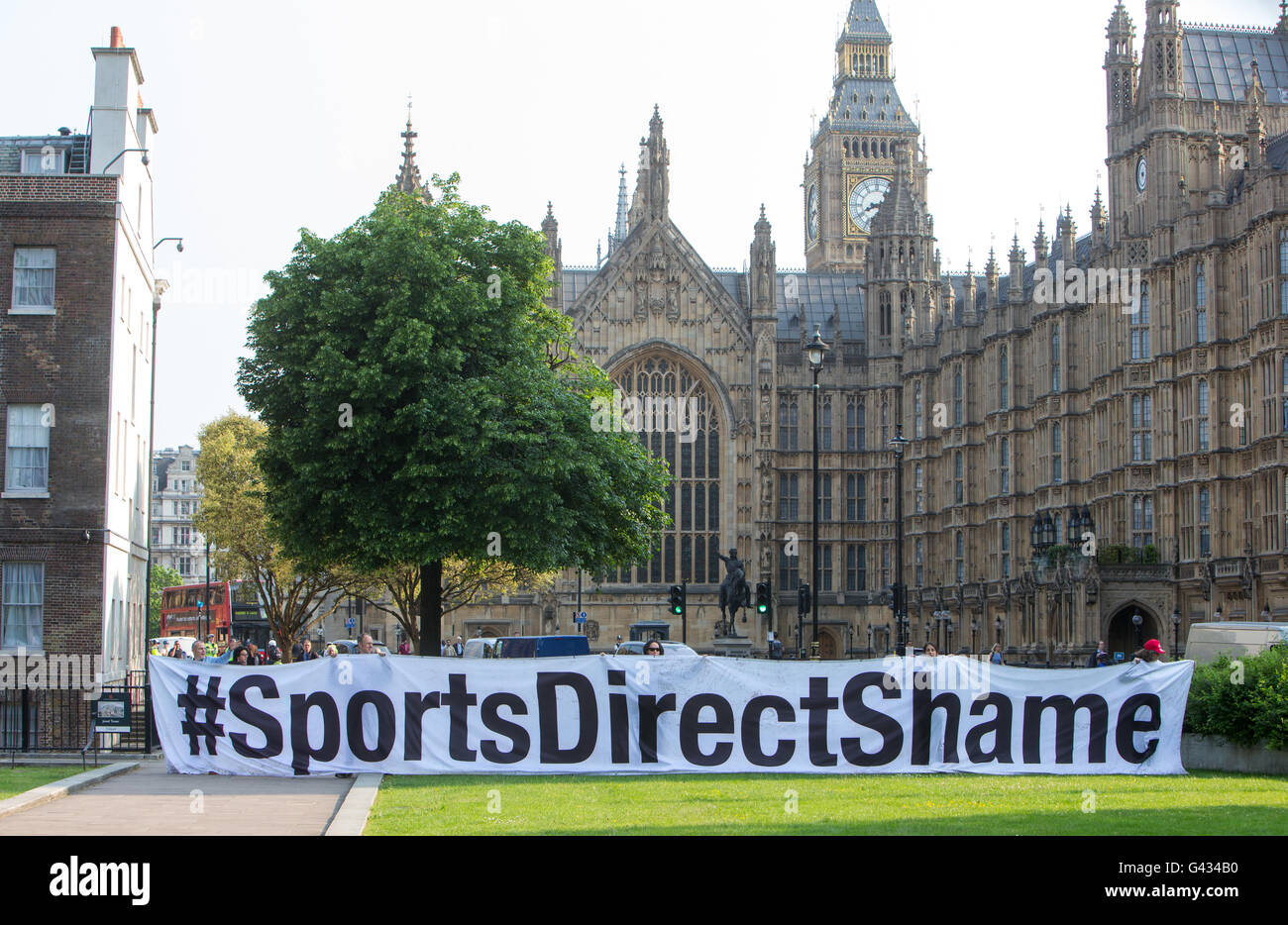 'Sport Direct vergogna" banner evidenziando in cattive condizioni di lavoro a sport direct.Il proprietario Mike Ashley appare al parlamento europeo Foto Stock