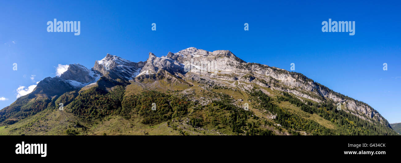 Il Col des Aravis nelle Alpi francesi, Haute Savoie, Auvergne-Rhône-Alpes, Francia Foto Stock