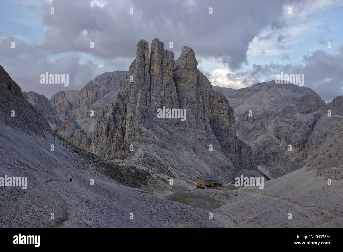 Torri di Vajolet e Gartl Hut dal Passo Santner, sera, gruppo del Catinaccio, Dolomiti, Italia Foto Stock