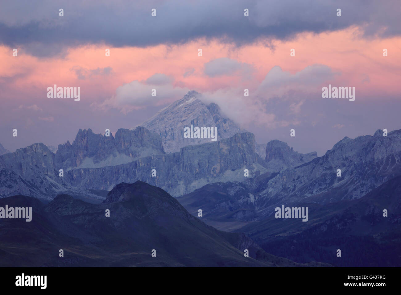 Antelao dietro della Croda da Lago, Formin, la sera dopo la tempesta, da sella, Dolomiti, Italia Foto Stock