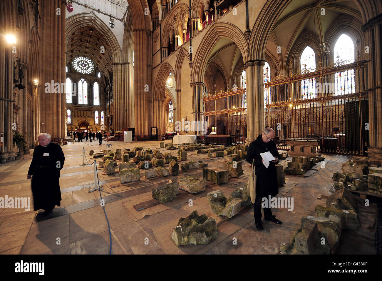 Antiche opere in pietra, originariamente parte della struttura dell'edificio, datate tra il 13 ° e 19 ° secolo, in mostra all'interno della cattedrale di York per consentire alla gente la possibilità di ispezionare i lotti prima di un'asta pubblica. La vendita è sperata per raccogliere oltre ventimila libbre verso lo York Minster Restoration Fund. Foto Stock