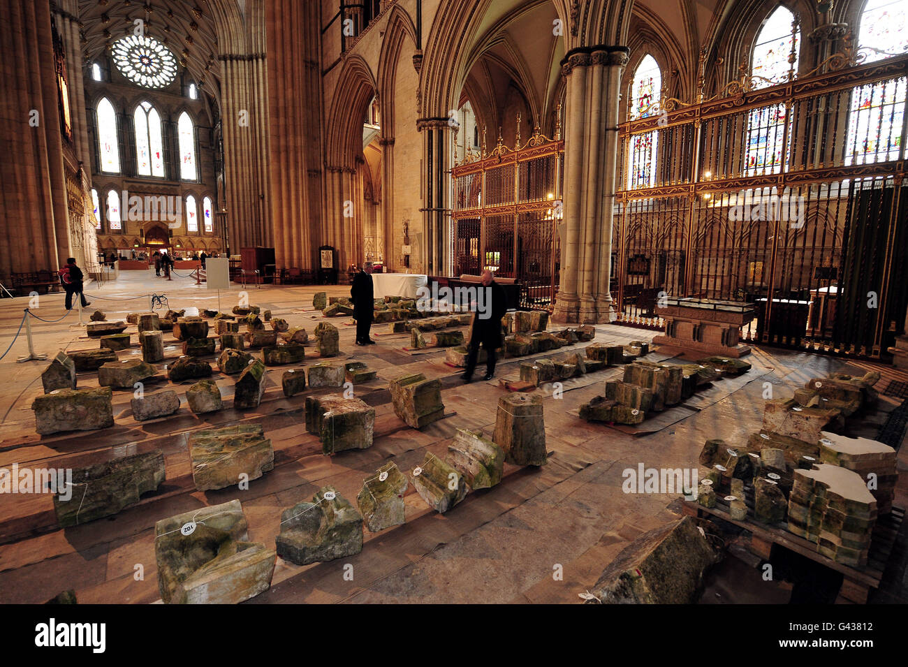 Antiche opere in pietra, originariamente parte della struttura dell'edificio, datate tra il 13 ° e 19 ° secolo, in mostra all'interno della cattedrale di York per consentire alla gente la possibilità di ispezionare i lotti prima di un'asta pubblica. La vendita è sperata per raccogliere oltre ventimila libbre verso lo York Minster Restoration Fund. Foto Stock