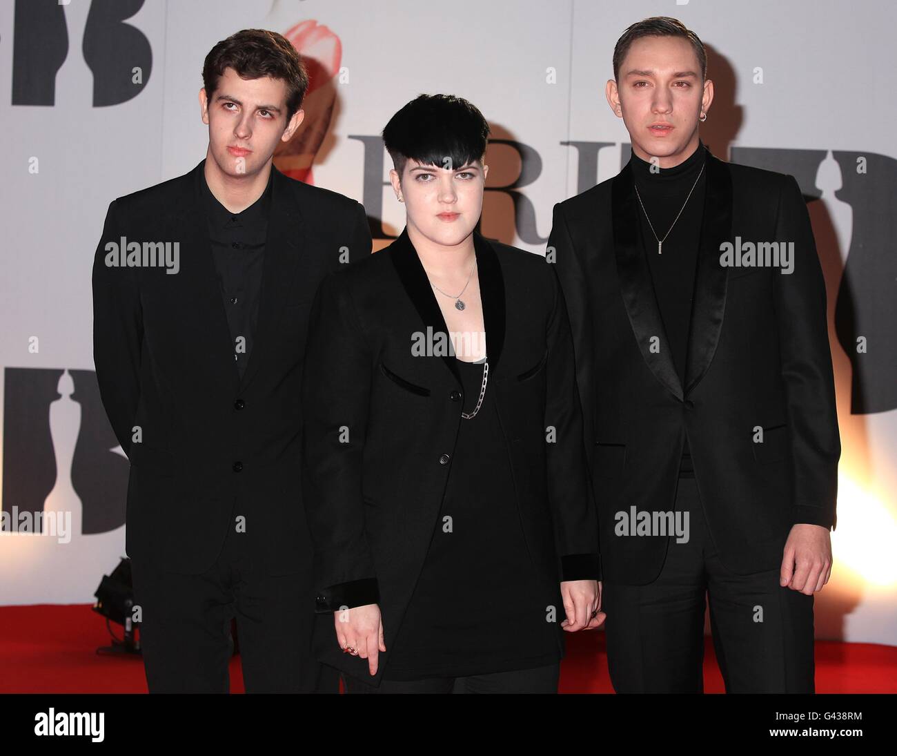 (Da destra a sinistra) Oliver SIM, Romy Madley Croft e Jamie Smith del XX arrivo per i 2011 Brit Awards alla O2 Arena di Londra. Foto Stock