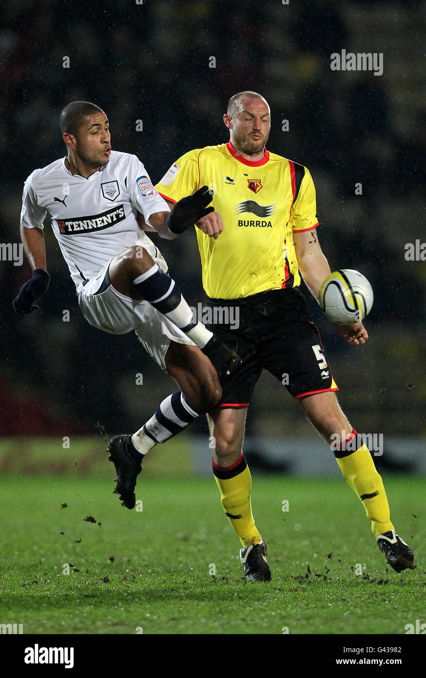 Calcio - Npower Football League Championship - Watford v Preston North End - Vicarage Road. Preston North End's Leon Clarke e Martin Taylor di Watford gareggiano per la palla Foto Stock