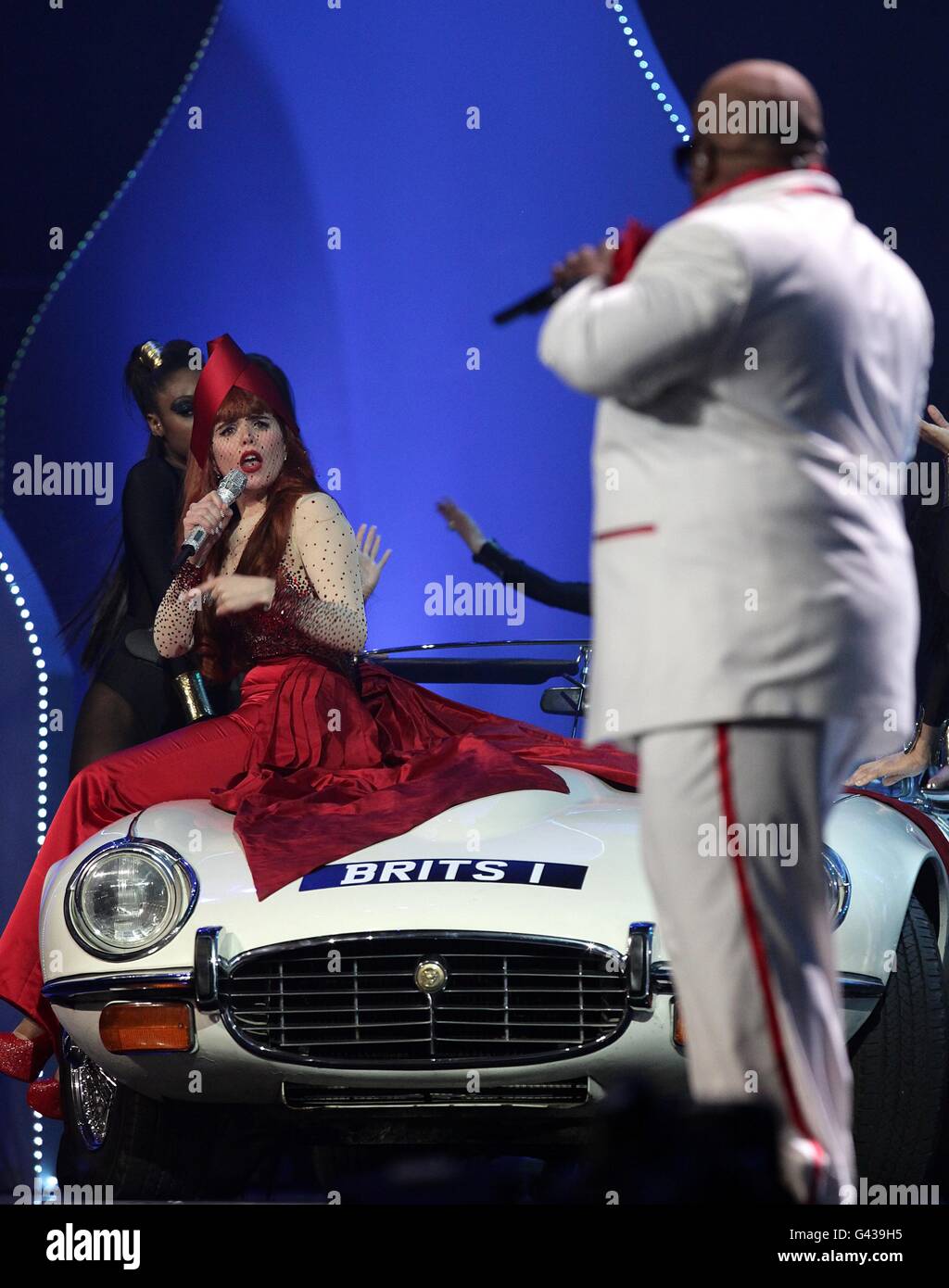 CEE lo Green e Paloma Faith si esibiscono sul palco durante i 2011 Brit Awards all'O2 Arena di Londra. Foto Stock