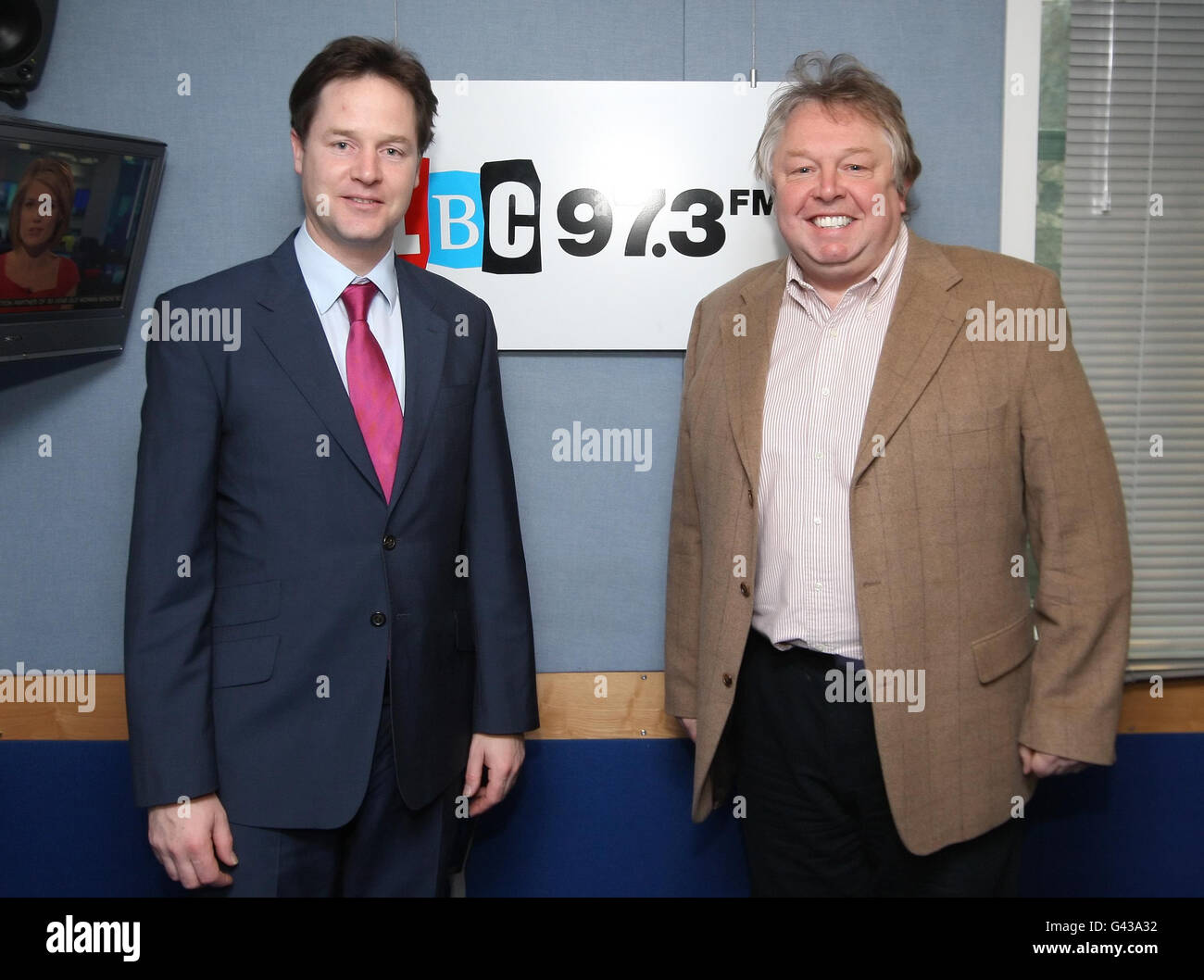Il vice primo ministro Nick Clegg con il presentatore Nick Ferrari alla LBC 97.3 a Leicester Square, nel centro di Londra. Foto Stock