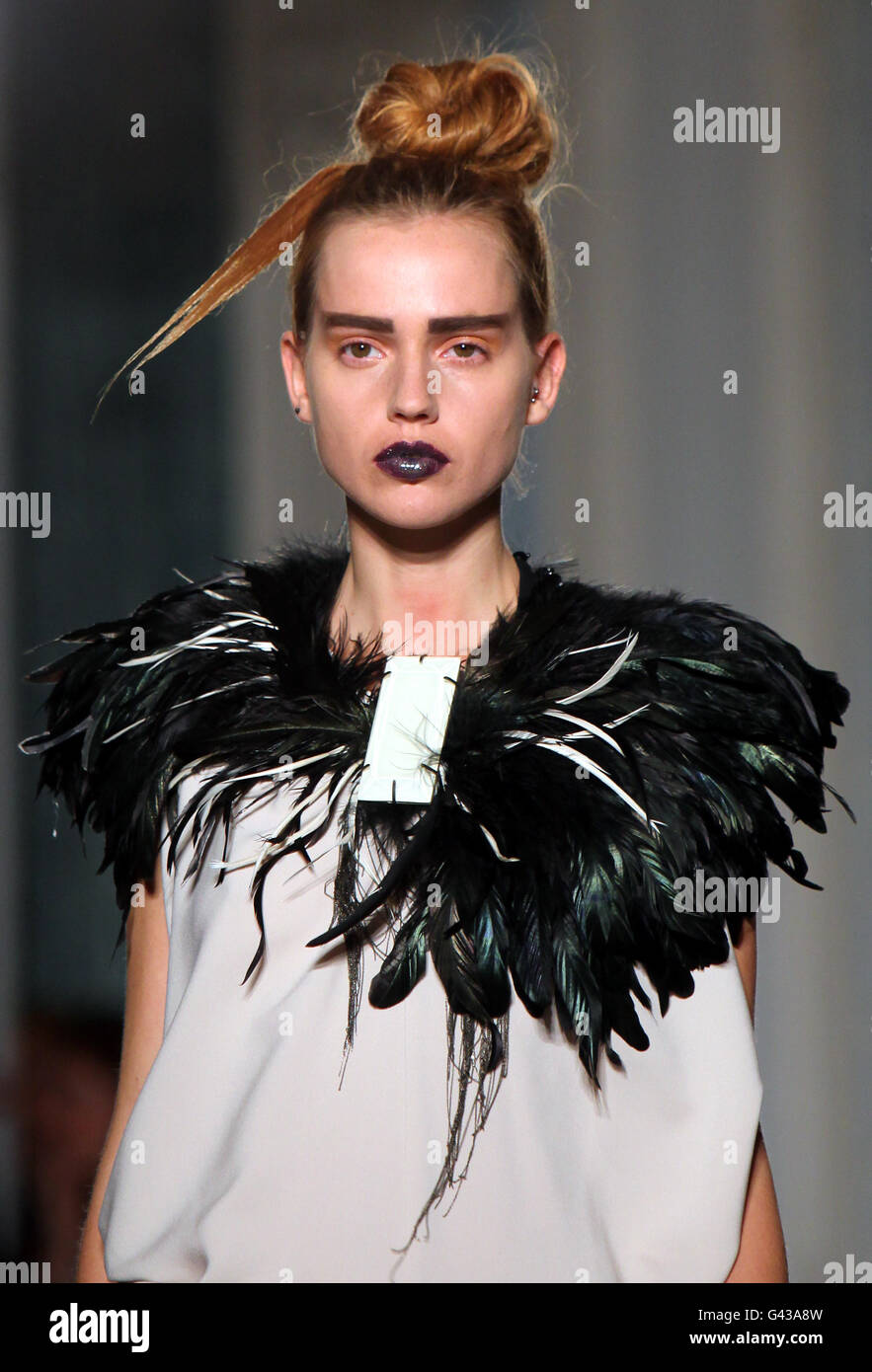 Modelli sulla passerella durante lo spettacolo Maria Grachvogel al Savoy Hotel di Londra. Data immagine: Venerdì 18 febbraio, 2011. Vedere PA Showbiz Foto di credito dovrebbe essere: Gareth Fuller / PA filo Foto Stock