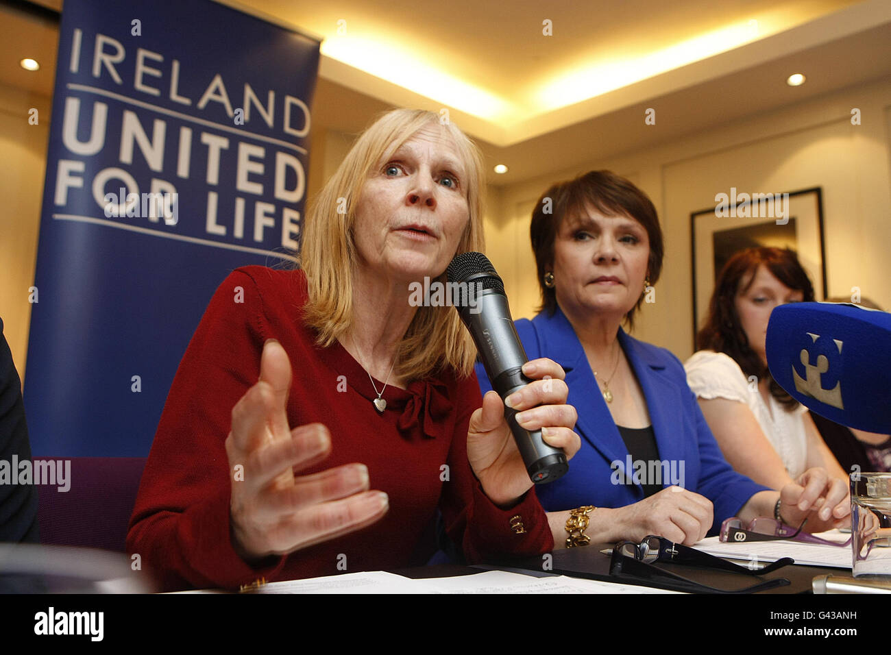 Kathy Sinnott (a sinistra) e Dana Rosemary Scallon nel Fitzwilliam Hotel Dublin oggi, durante la loro conferenza stampa insieme a Ireland United for Life, hanno sfidato i leader e i candidati del partito trasversale a impegnarsi a difendere la vita umana in tutte le fasi, dal concepimento alla morte naturale. Foto Stock