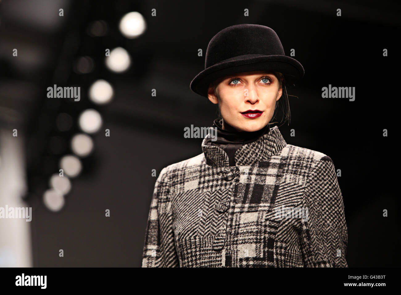 Un modello sulla passerella alla Caroline Charles Autunno/Inverno 2011 spettacolo tenuto alla Somerset House come parte di Londra Settimana della moda Foto Stock