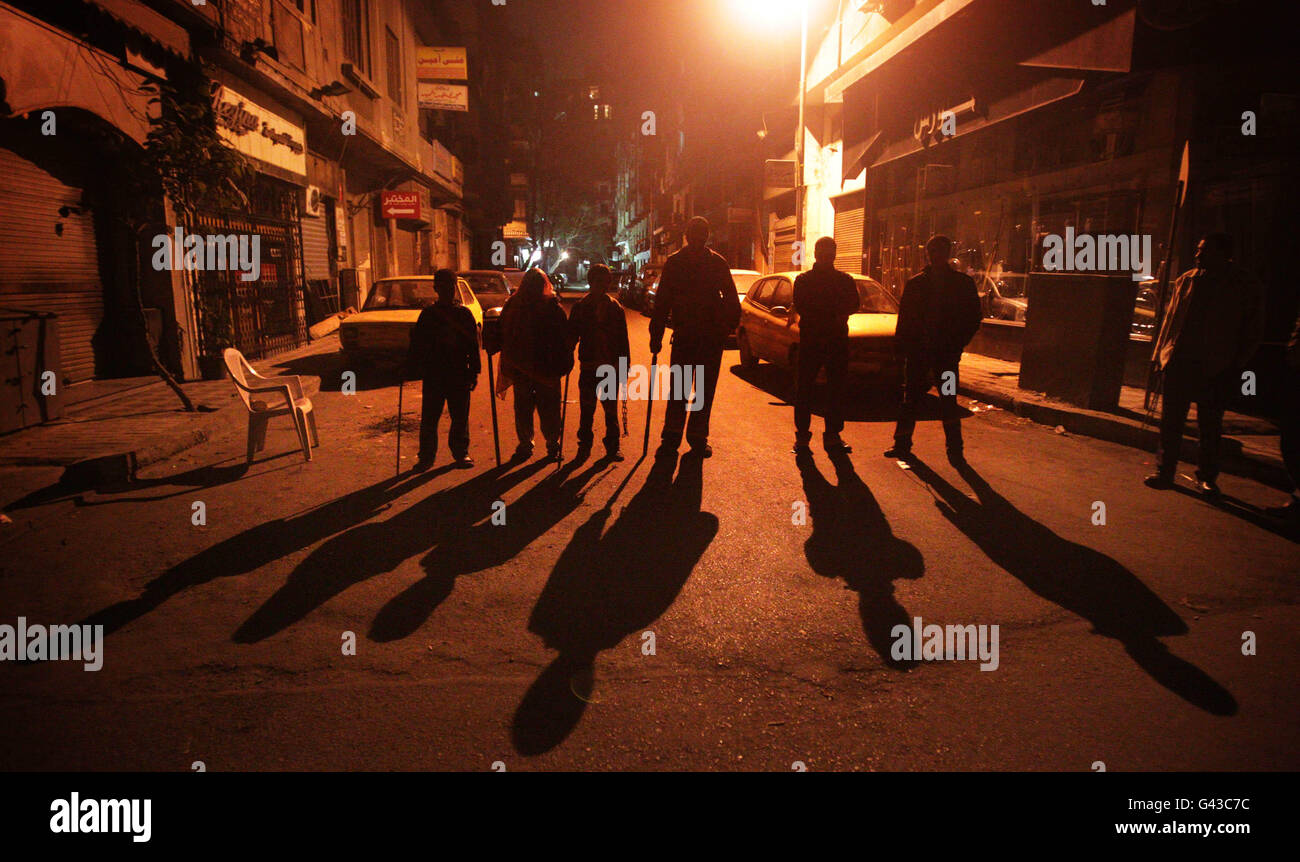 La gente è vista sulle strade del Cairo, Egitto, dopo che il presidente Hosni Mubarak ha rimosso la polizia dalle strade, costringendo la gente locale a dissuadere i saccheggiatori e a mantenere la legge e l'ordine. Foto Stock