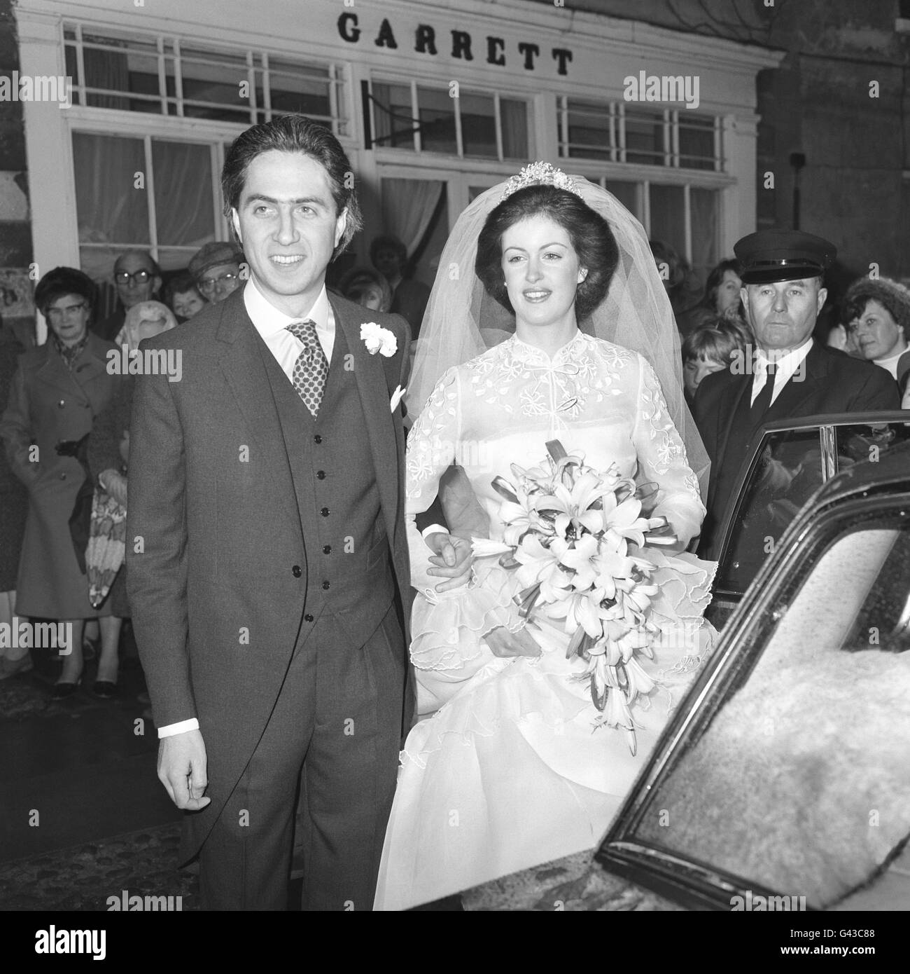 Lady Henrietta Spencer-Churchill con il suo sposo, il finanziere tedesco nato Nathan Gelber, dopo il loro matrimonio nella chiesa di Santa Maria Maddalena a Woodstock, Oxon. Foto Stock