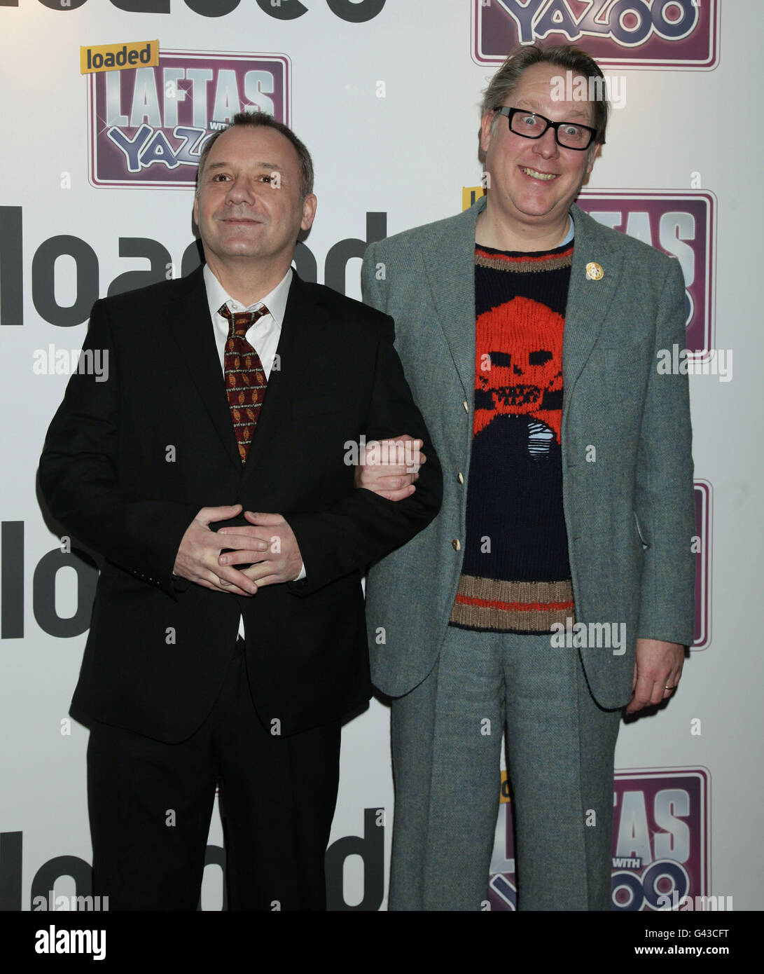 VIC Reeves (a destra) e Bob Mortimer ai premi Loaded Laftas del 2011 che si sono tenuti al Cuckoo Club di Piccadilly, Londra. PREMERE ASSOCIAZIONE foto. Data foto: Martedì 1 febbraio 2011. Vedi la storia di PA SHOWBIZ Laftas. Il credito fotografico dovrebbe leggere: Yui Mok/PA filo Foto Stock