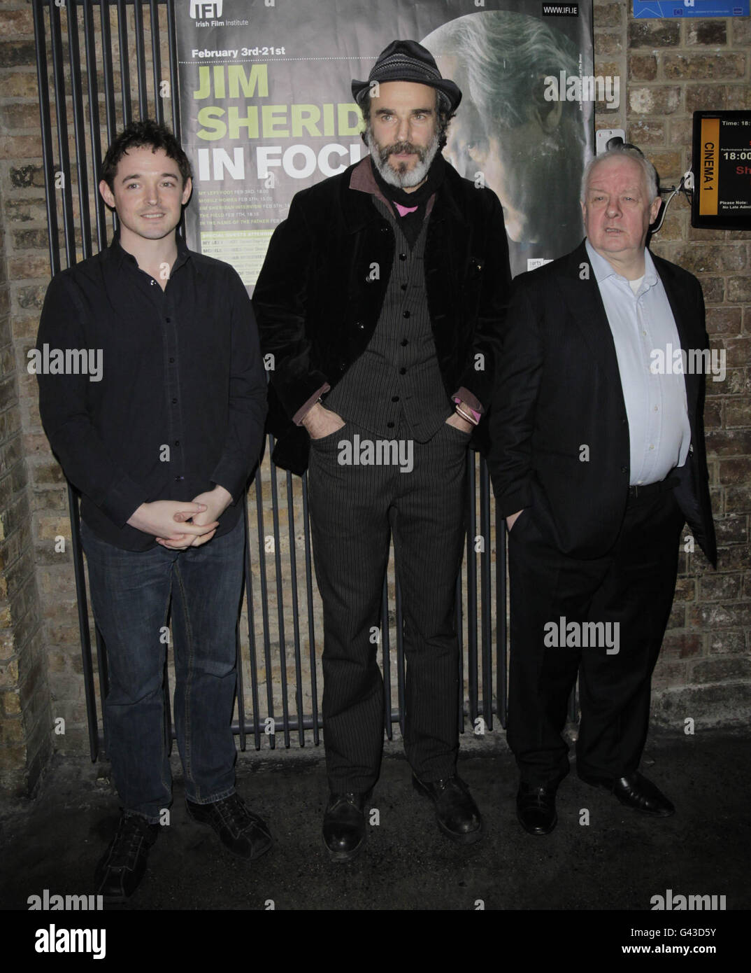 (Da sinistra a destra) gli attori Hugh o'Connor e Daniel Day-Lewis e il regista Jim Sheridan arrivano al cinema IFI di Dublino per una proiezione di gala di My Left Foot, il film di apertura della stagione Jim Sheridan dell'IFI. Foto Stock