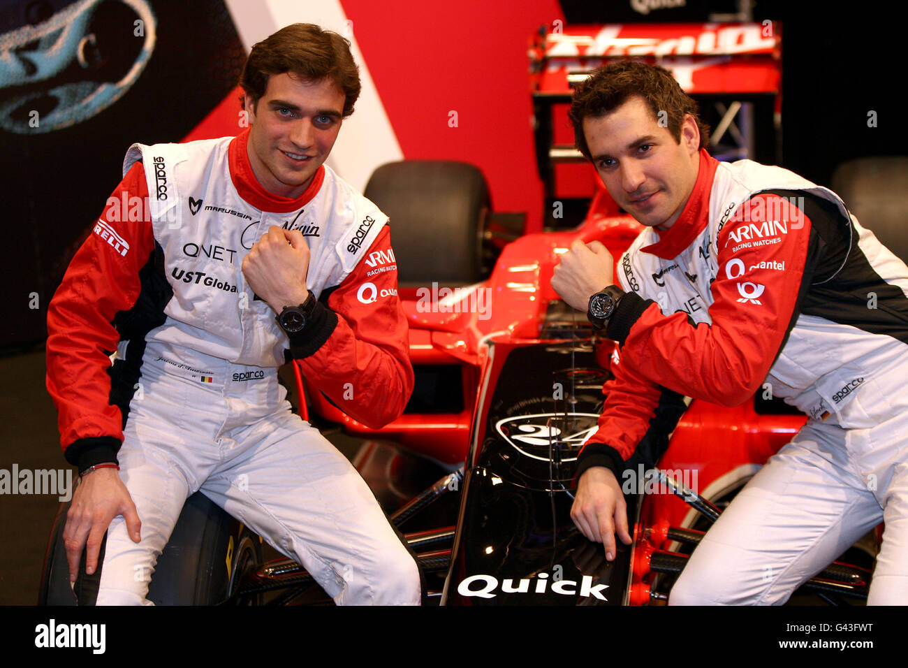 I piloti Jerome d'Ambrosio (a sinistra) e Timo Glock al lancio della nuova Marussia Virgin Racing MVR-02 durante il lancio della Marussia Virgin F1 Racing al BBC Television Center di Londra. Foto Stock