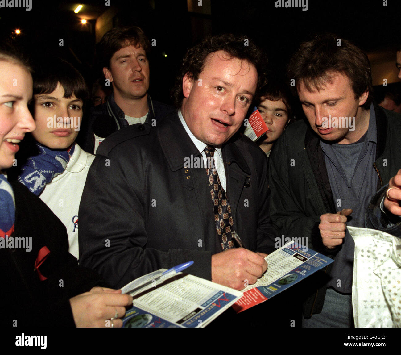 Il regista del Chelsea Matthew Harding firma autografi prima dell'inizio della partita di stasera (Mer) contro Bolton, a Stamford Bridge. Harding è stato bandito dalla cassa del direttore del club dopo una disputa con il presidente Ken Bates. 23/10/96: È stato confermato che Harding è una delle cinque vittime uccise ieri sera in un incidente di elicottero nella remota campagna di Cheshire. L'elicottero tornava a Londra dopo un viaggio per vedere il Chelsea giocare Bolton Wanderers in un cravatta della Coca Cola Cup. Foto Stock Il regista del Chelsea Matthew Harding firma autografi prima dell'inizio della partita di stasera (Mer) contro Bolton, a Stamford Bridge. Harding è stato bandito dalla cassa del direttore del club dopo una disputa con il presidente Ken Bates. 23/10/96: È stato confermato che Harding è una delle cinque vittime uccise ieri sera in un incidente di elicottero nella remota campagna di Cheshire. L'elicottero tornava a Londra dopo un viaggio per vedere il Chelsea giocare Bolton Wanderers in un cravatta della Coca Cola Cup. Foto Stock