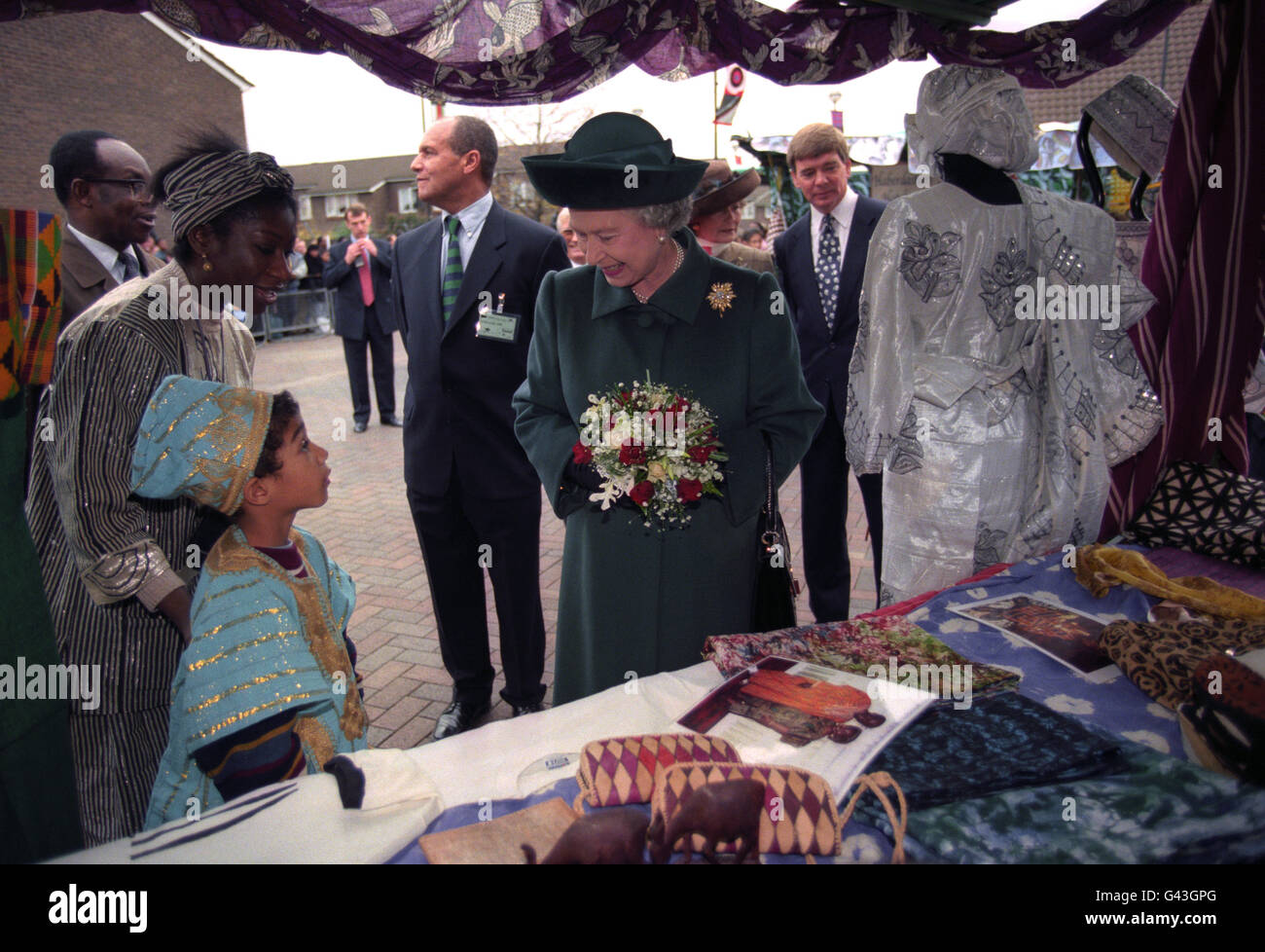 La Regina Elisabetta II incontra i membri della comunità afro-caraibica durante una visita con il Principe Filippo, il Duca di Edimburgo, al Centro Albany di Deptford, che celebra l'Africa 95, una stagione di arti africane Foto Stock
