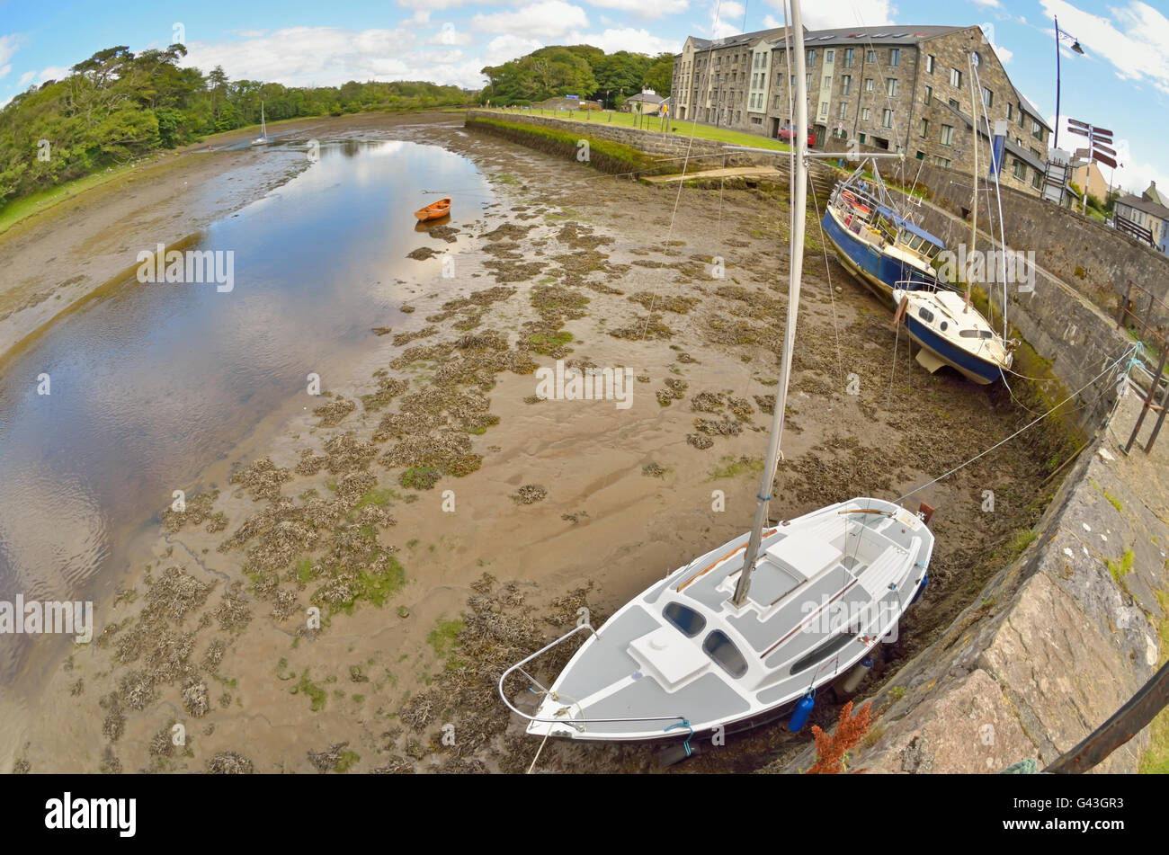 In estate il paesaggio con le vecchie barche in Irlanda county Foto Stock