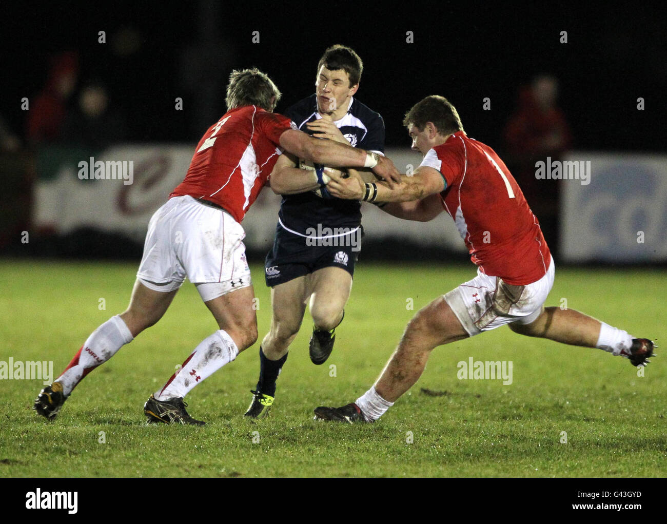 Mark Bennett (centro) della Scozia viene affrontato durante la partita delle 6 nazioni RBS dell'U20 al Bridgehaugh Park, Stirling. Foto Stock