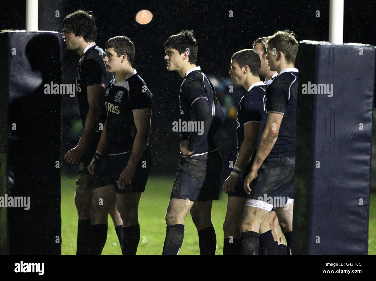 I giocatori di Scotlands appaiono sgomenti durante la partita dei 6 Nations RBS dell'U20 al Bridgehaugh Park di Stirling. Foto Stock