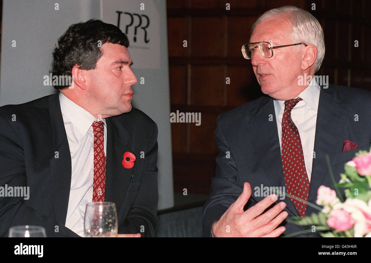 Il cancelliere ombra Gordon Brown (a sinistra) ha parlato con Sir David Walker di Morgan Brown durante una colazione di lavoro organizzata oggi (mercoledì) dal signor Brown nel centro di Londra. Foto di Michael Stephens/PA. Foto Stock