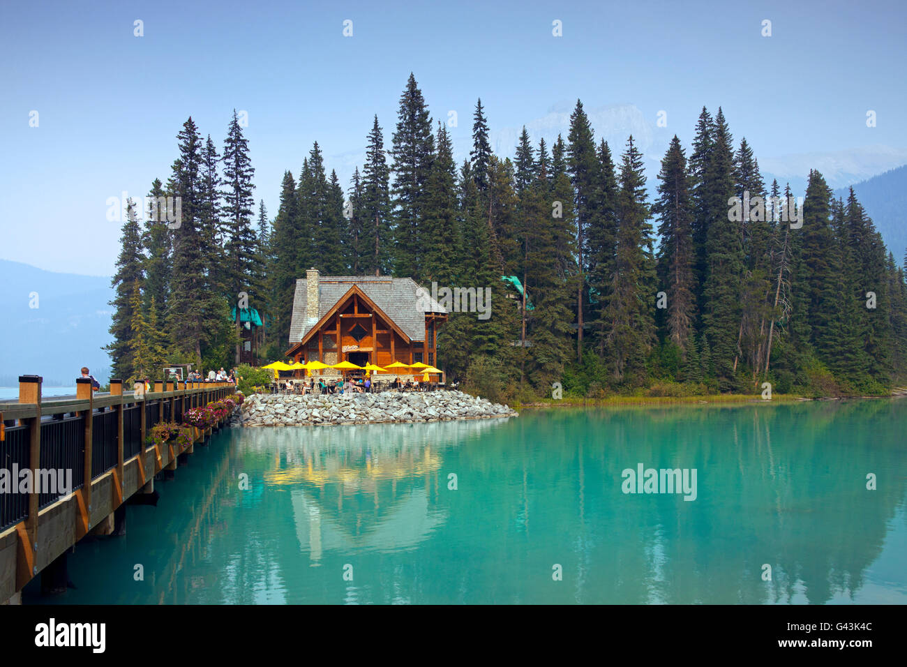 I turisti a Emerald Lake Lodge, centro conferenze lungo il Lago di Smeraldo, Parco Nazionale di Yoho, British Columbia, Canada Foto Stock