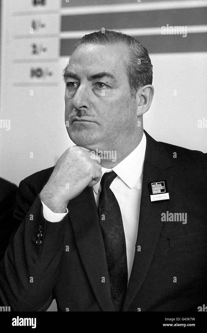 Il sig. A Richardson, Chief Public Relations Officer del Decimal Currency Board durante una conferenza stampa presso la sede centrale del consiglio di amministrazione in Northumberland Avenue. Foto Stock