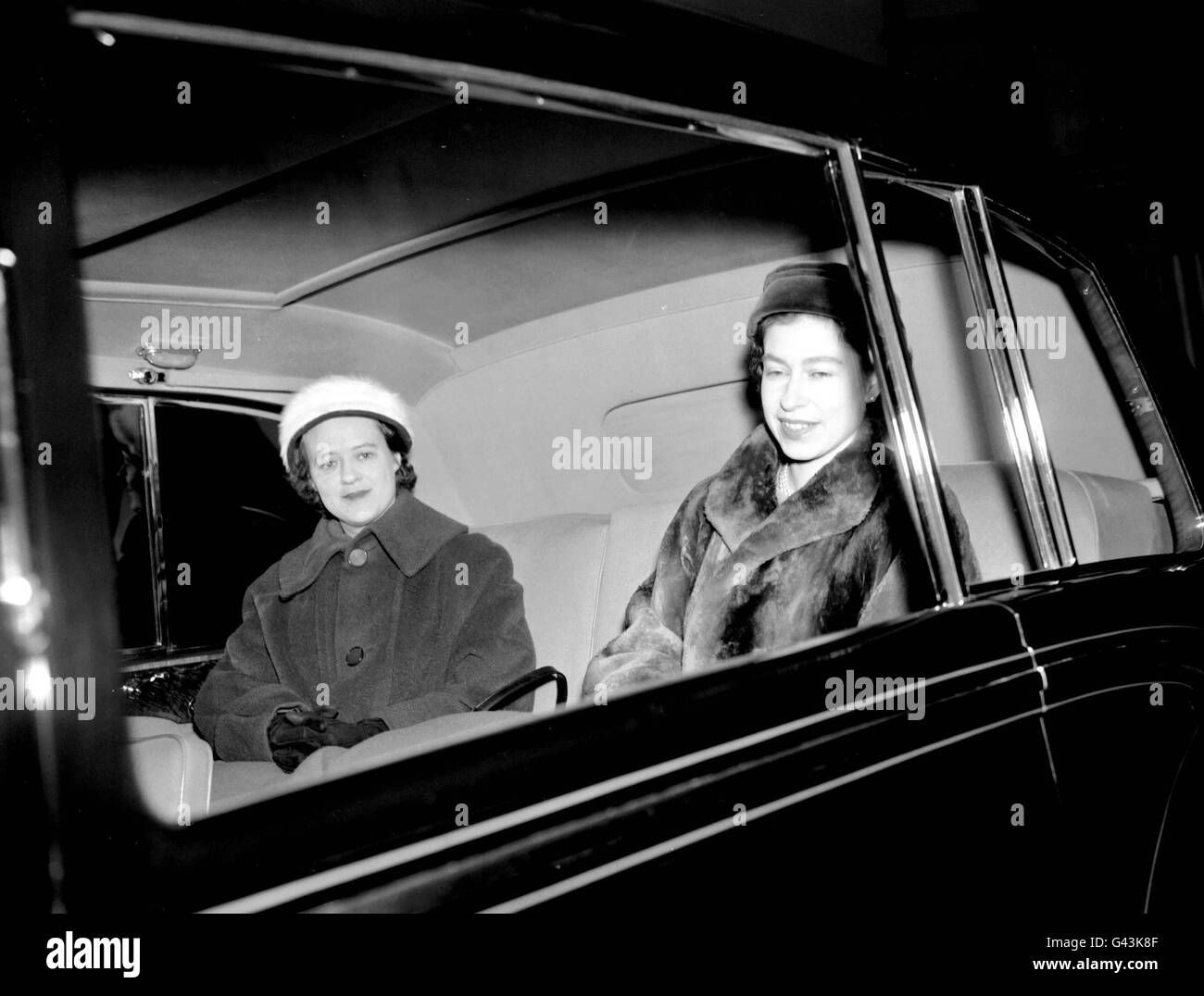 File della biblioteca datato 3 dicembre 1956 che mostra la Regina (destra) che ritorna a Londra dal suo fine settimana di visita in campagna, accompagnato da Lady Alice Egerton. Il fratello di Lady Egerton il Duca di Sutherland questa sera (sabato) negò le accuse nella nuova biografia della Regina di Sarah Bedford che fu licenziata dal servizio della Regina nel 1961 per aver ammonito la Regina che il Duca di Edimburgo aveva un occhio flirtatoso. Vedi PA Story ROYAL Biography. Foto Stock