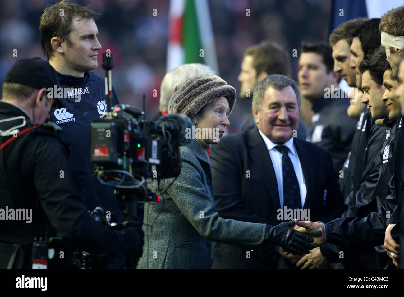 Rugby Union - RBS 6 Nations Championship 2011 - Scozia / Galles - Murrayfield. La principessa HRH Anne, patrona della Scottish Rugby Union, e il presidente della SRU Ian McLauchlan sono presentati ai giocatori scozzesi Foto Stock