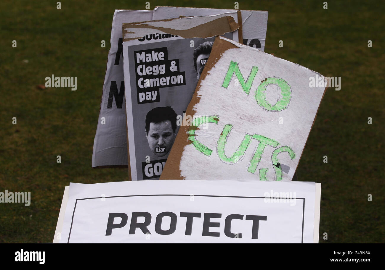 Striscioni di protesta contro una protesta studentesca all'Università di Glasgow contro i tagli proposti. Foto Stock
