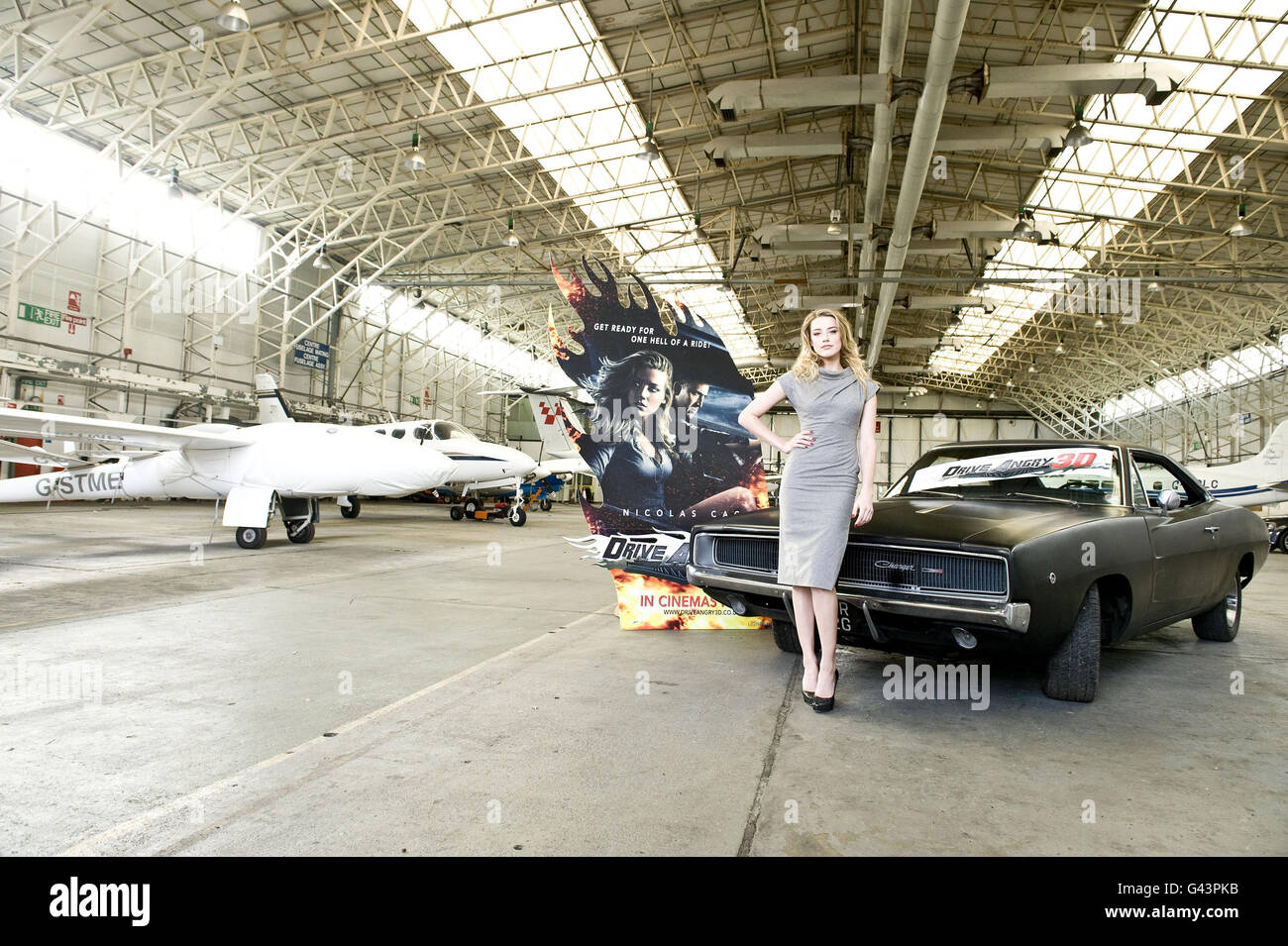 Amber Heard, stella del nuovo film Drive Angry 3D, è visto con un Dodge Charger prima di diventare la Stella in UN'auto a prezzi ragionevoli sulla BBC Top Gear in Dunsfold Aerodrome in Surrey. Foto Stock