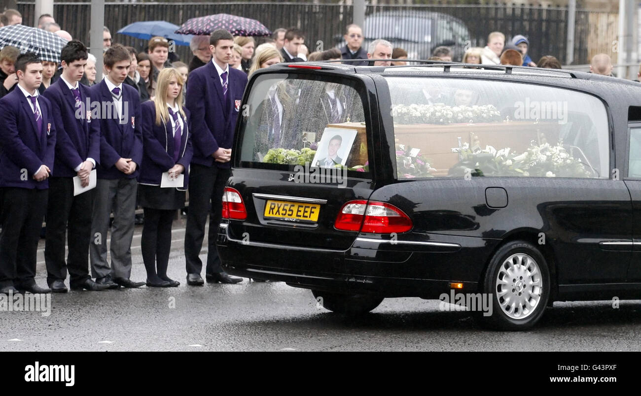 I lutto guardano il cuore della vittima dell'omicidio Reamonn Gormley dopo i suoi funerali alla chiesa di San Giuseppe a Blantyre, Scozia. Foto Stock