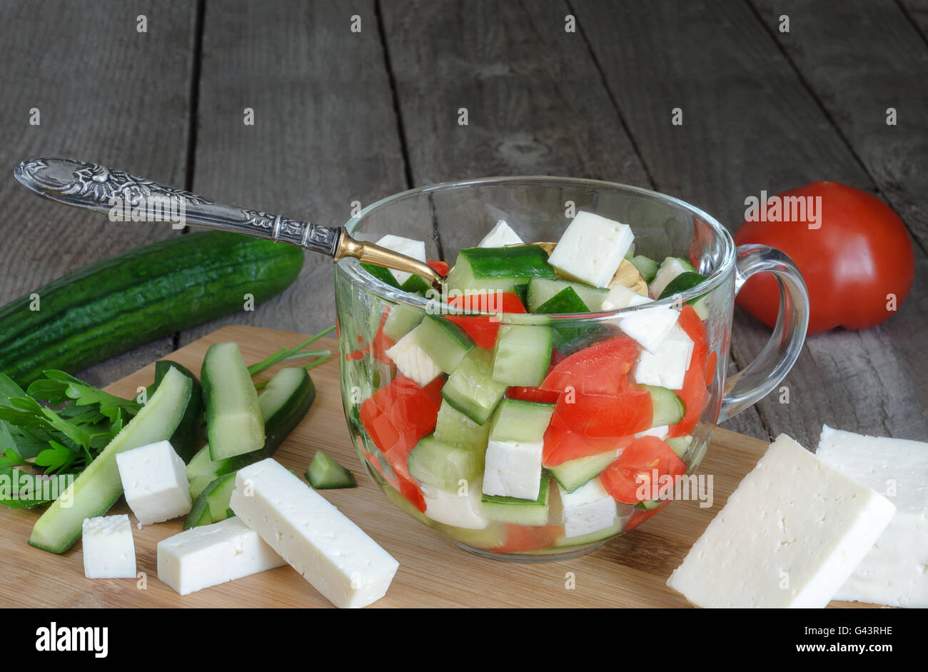 Un trito di verdure per insalata ingredienti e cucchiaio Foto Stock