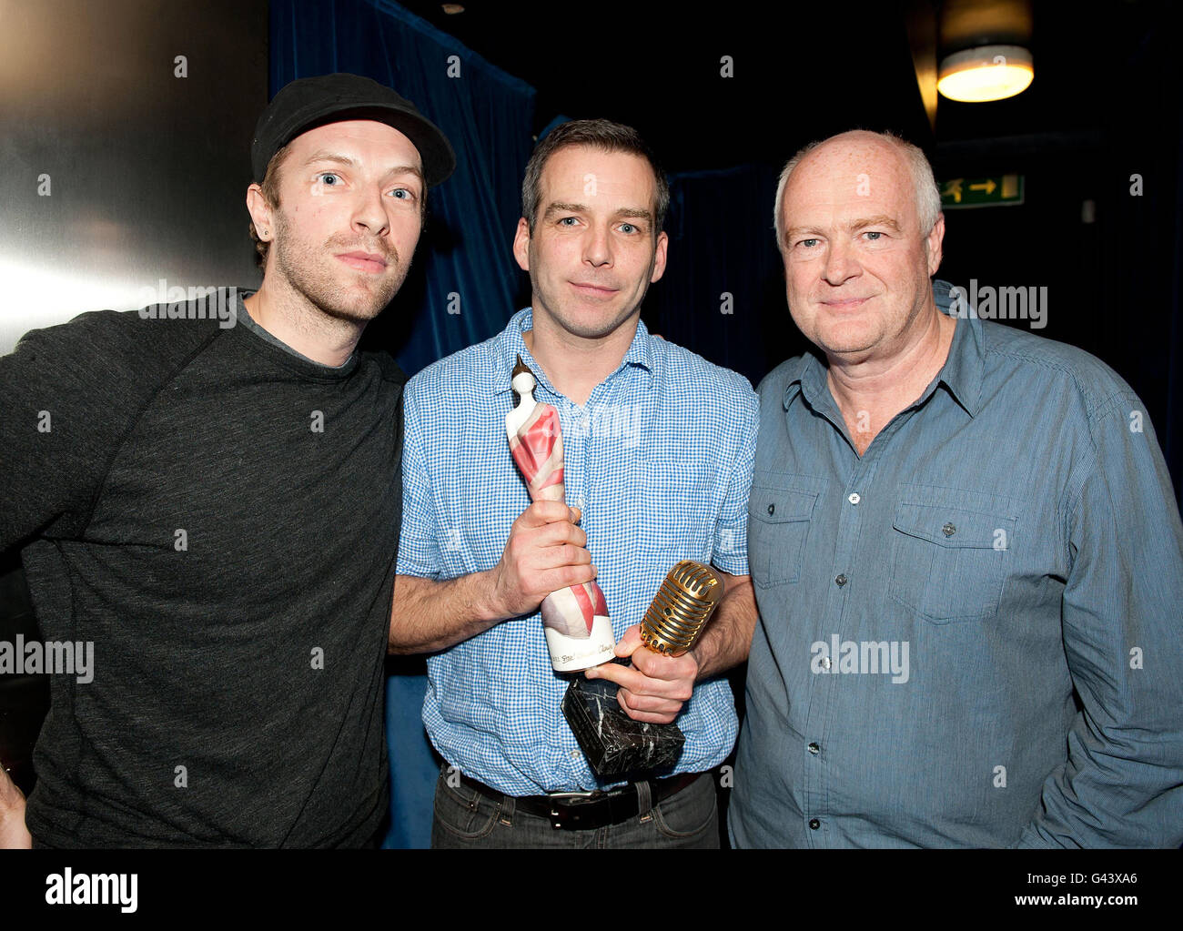 (Da sinistra a destra) Chris Martin, vincitore del premio "Producer of the Year Brit Award" Markus Dravs e BPI Chair Tony Wadsworth backstage ai premi "Music Producers Guild", al Cafe de Paris nel centro di Londra. Foto Stock