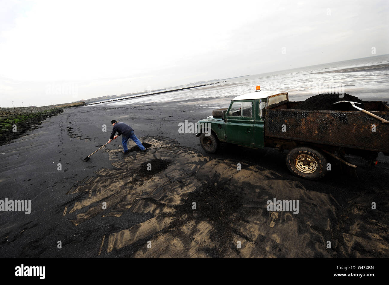 FOTO STANDALONE. Un scavatore di carbone della spiaggia raccoglie il carbone dalla spiaggia ad Hartlepool. Foto Stock