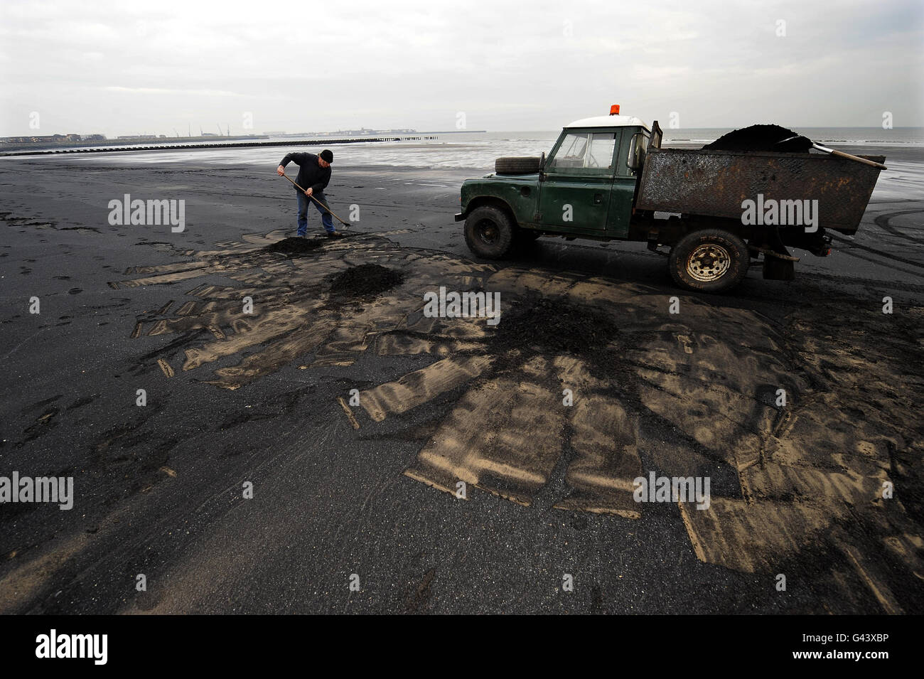 Un scavatore di carbone della spiaggia raccoglie il carbone dalla spiaggia ad Hartlepool. Foto Stock