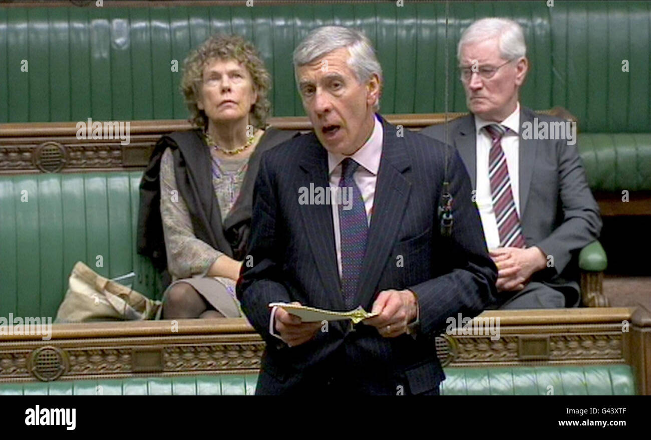 L’ex segretario alla giustizia Jack Straw parla alla Camera dei Comuni di Londra durante un dibattito sulla possibilità o meno che i detenuti condannati possano avere diritto di voto. Foto Stock