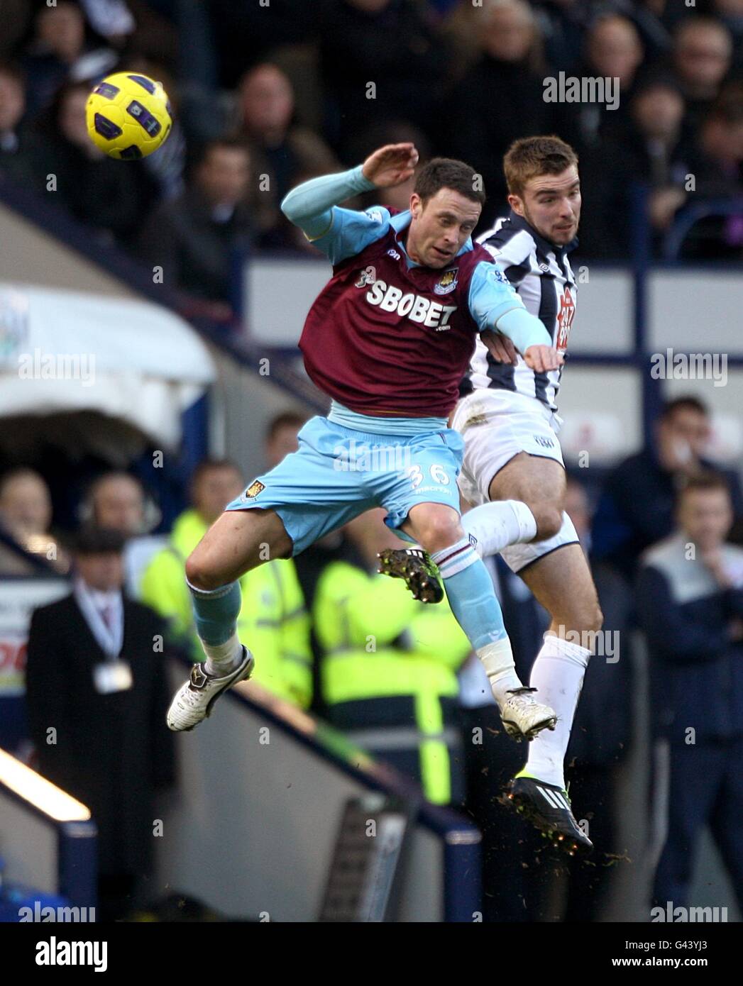 Calcio - Barclays Premier League - West Bromwich Albion / West Ham United - The Hawthorns. Il ponte Wayne di West Ham United (a sinistra) e James Morrison di West Bromwich Albion combattono per la palla in aria Foto Stock