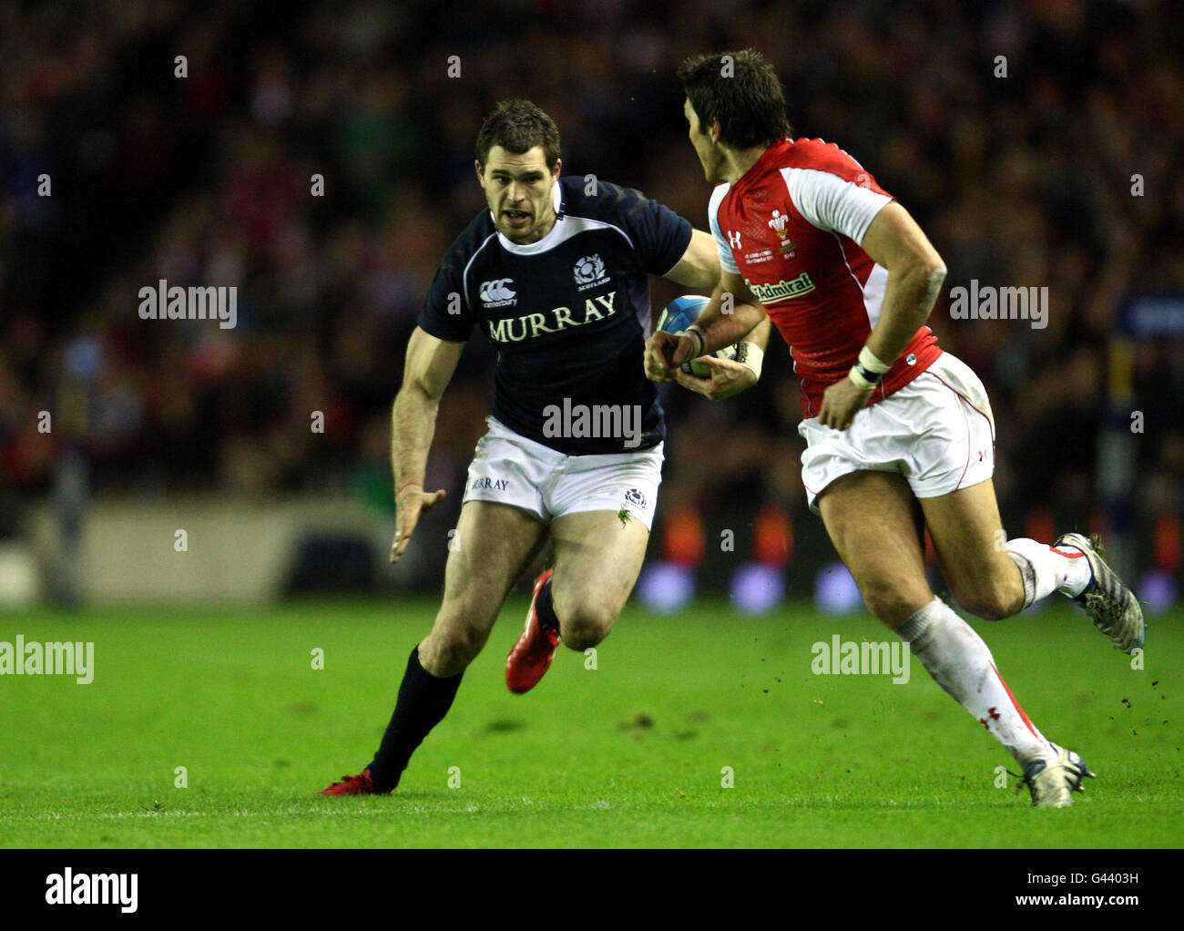 Rugby Union - RBS 6 Nations Championship 2011 - Scozia / Galles - Murrayfield. Sean Lamont della Scozia evade James Hook del Galles durante la partita delle 6 Nazioni RBS a Murrayfield, Edimburgo. Foto Stock