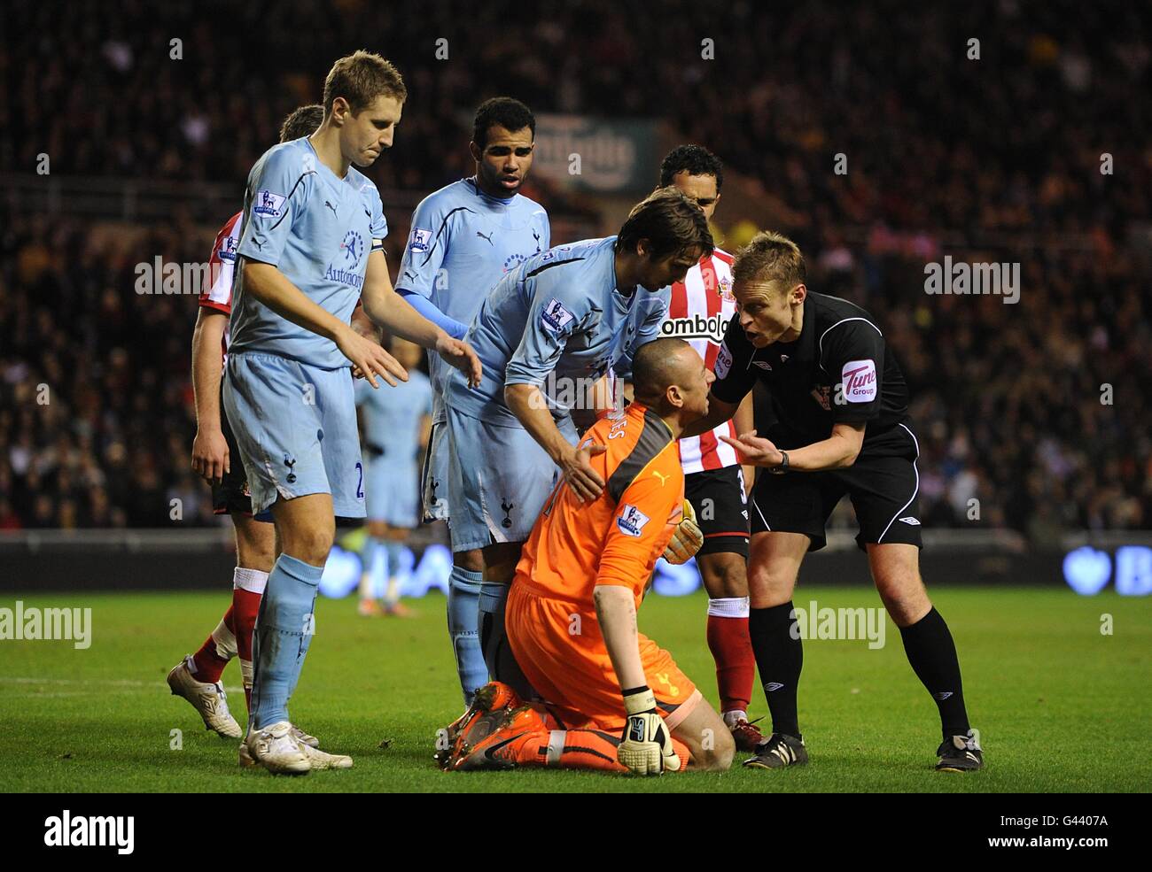 Tottenham Hotspur's Heurelho Gomes (seconda a destra) E l'arbitro Mike Jones (a destra) Foto Stock