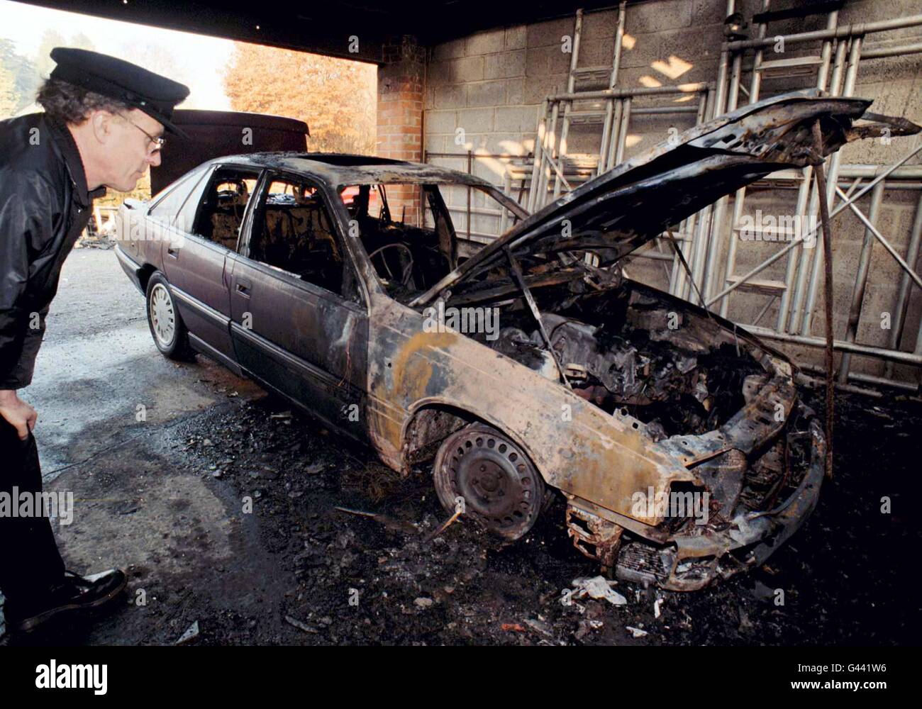 Il pompiere di Yeovil Eric Read views i resti della macchina del leader liberaldemocratico Paddy Ashdown questa mattina (venerdì). Il senatore Vauxhall del signor Ashdown è stato messo in luce mentre è stato parcheggiato oggi vicino alla sua paleria di casa. La polizia è allerta per due uomini locali in relazione all'incidente. Foto Stock