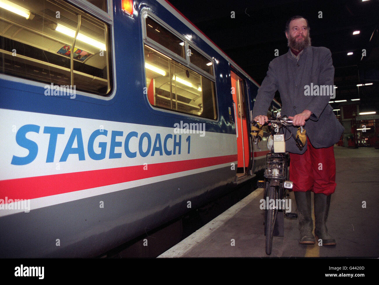 Il passeggero Philip Bedford, 43 anni, da East Sheen, nel sud-ovest di Londra, si disimbarca dal primo treno privatizzato che corre in Inghilterra per quasi mezzo secolo. Il signor Bedford ha fatto la storia per essere il primo passeggero a bordo del treno Stagecoach, che ha corso da Twickenham a Waterloo. Foto Stock