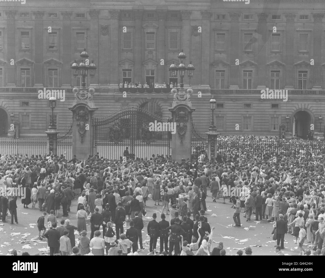 La scena fuori Buckingham Palace come la sposa, la principessa Anne, e lo sposo, Antony Armstrong-Jones, uscì sul balcone con gli altri membri della famiglia reale. Foto Stock