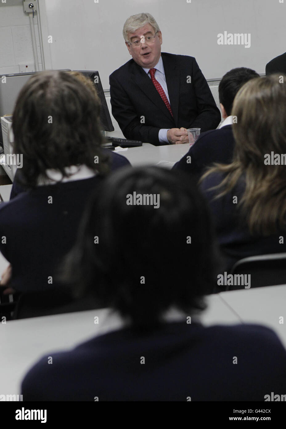Il leader irlandese del lavoro Eamon Gilmore parla con gli studenti della scuola comunitaria Carrick-on-Shannon di Leitrim. Foto Stock